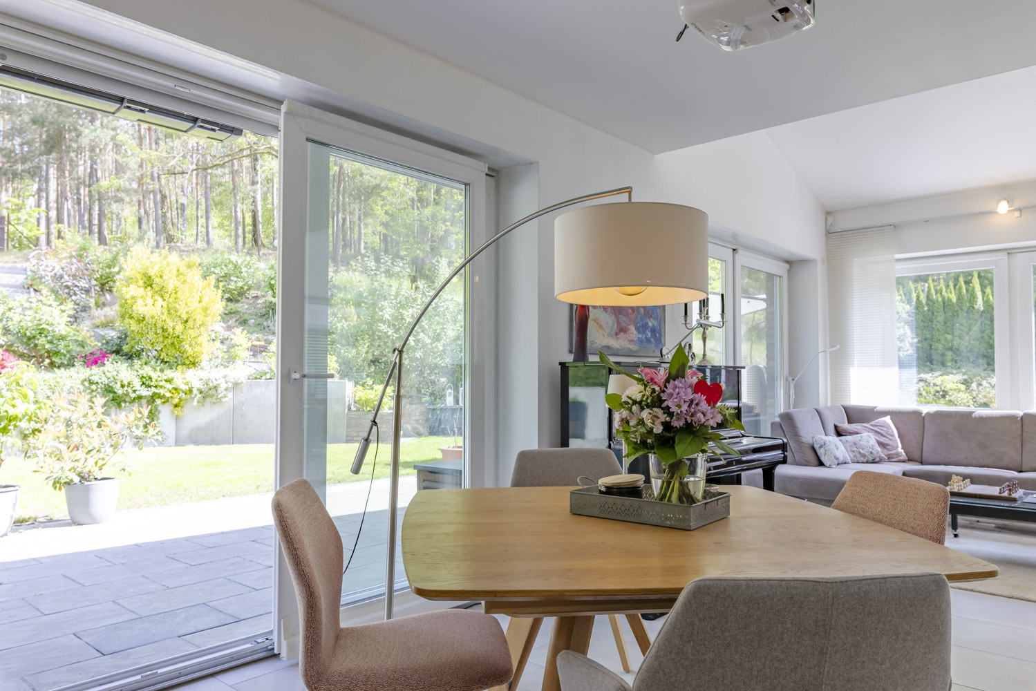 Essbereich mit Blick in den Garten