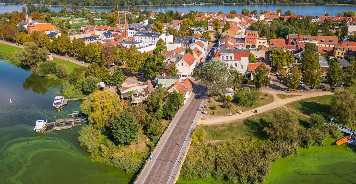 umgeben von Wasser