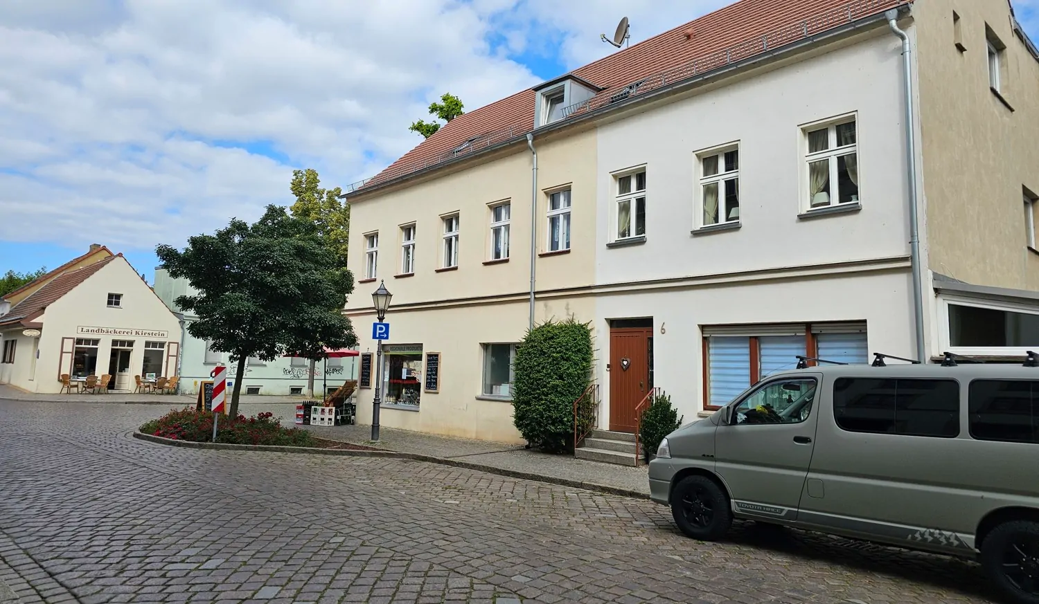das Gebaude in der Torstr. ( gelbe Fassade
