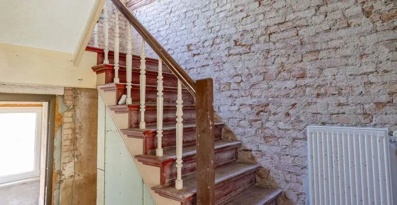 Treppe zum OG Hauptgebäude