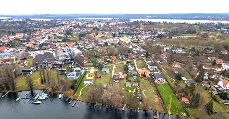 Das Grundstück von der Seeseite