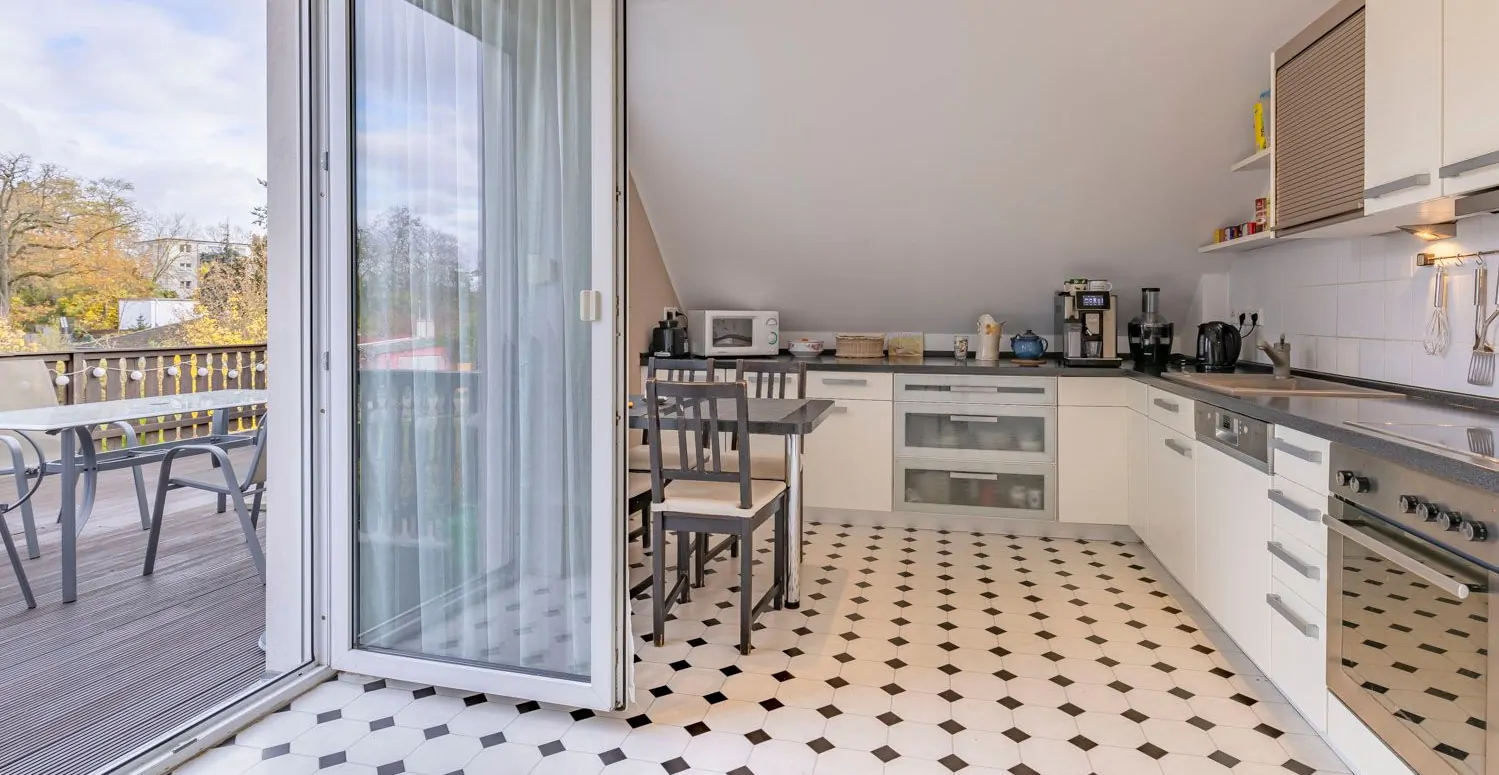Küche mit Ausgang zur Terrasse