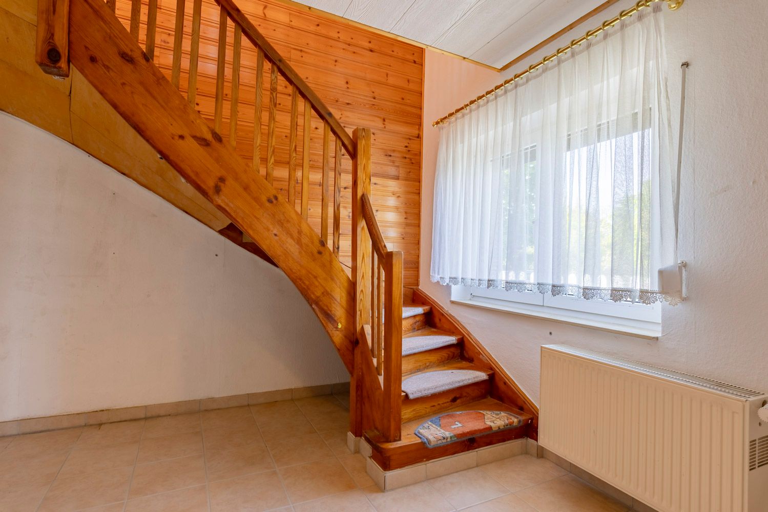 Treppe ins Obergeschoß