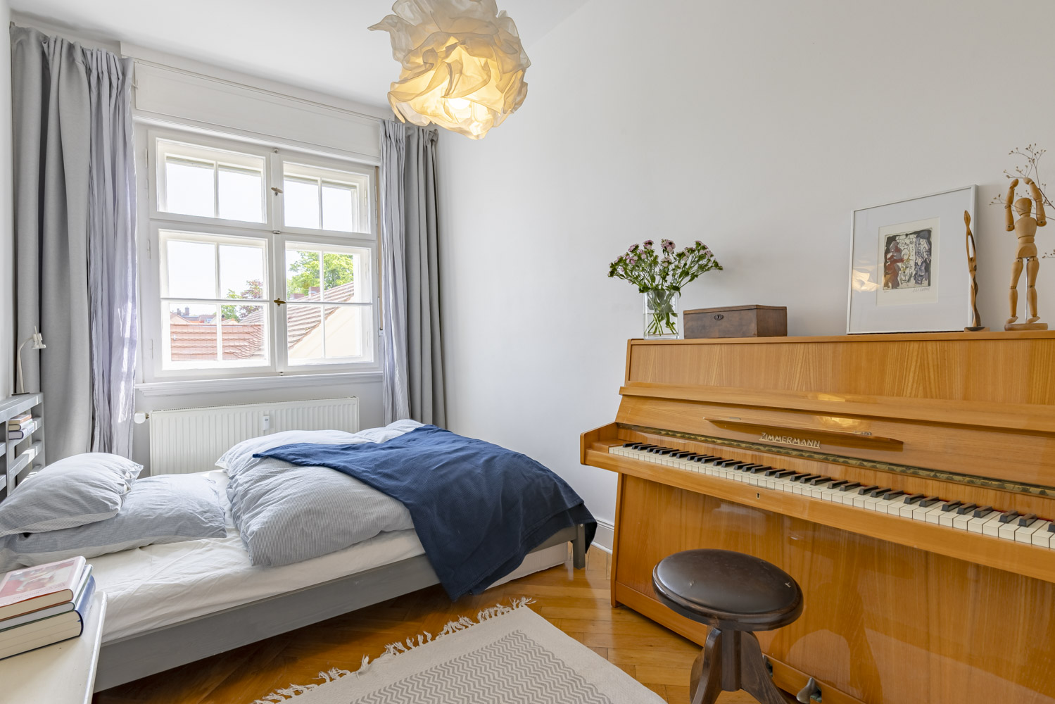 Kleines Schlafzimmer mit deckenhohen Einbauschränken