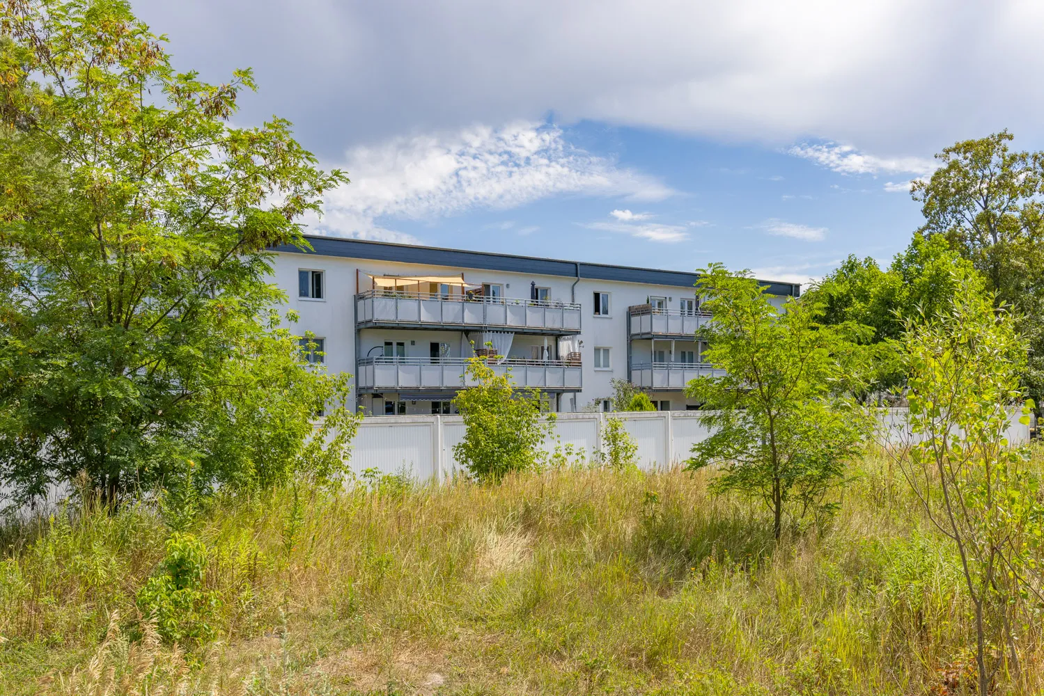 Blick auf die großzügigen Balkone des Wohnhauses mit Südwest-Ausrichtung