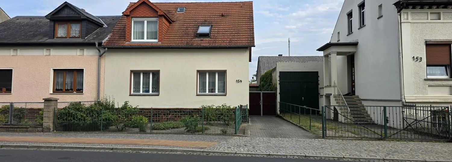 Haus und Toreinfahrt