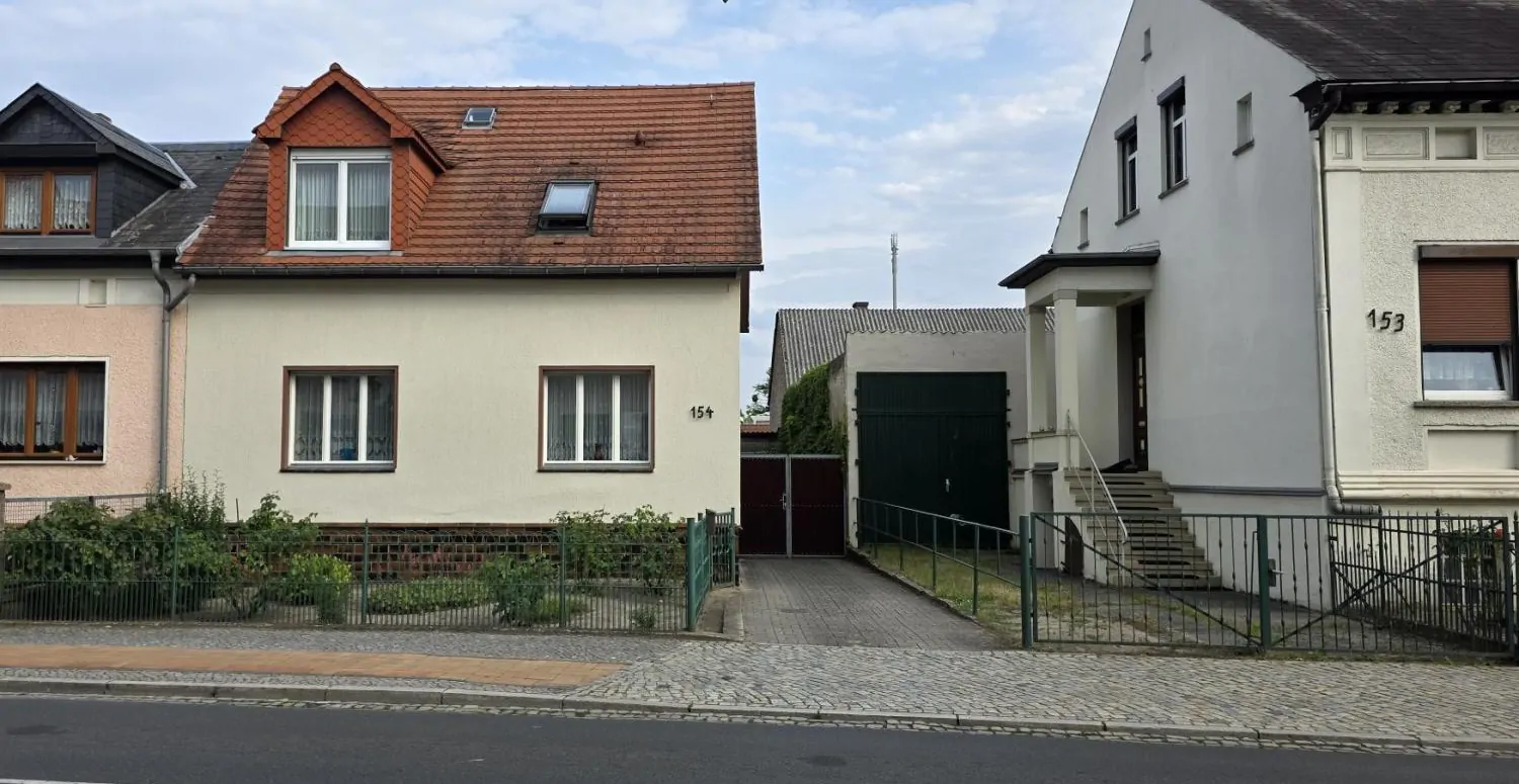das Haus mit kleinem Vorgarten