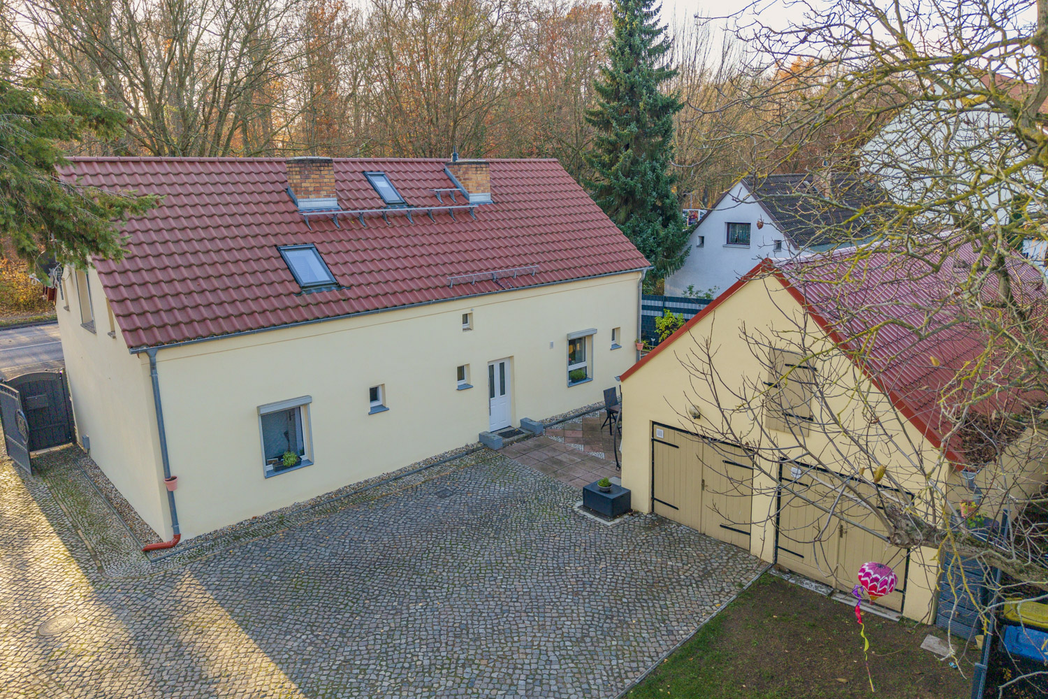Haus mit Hof und Garage