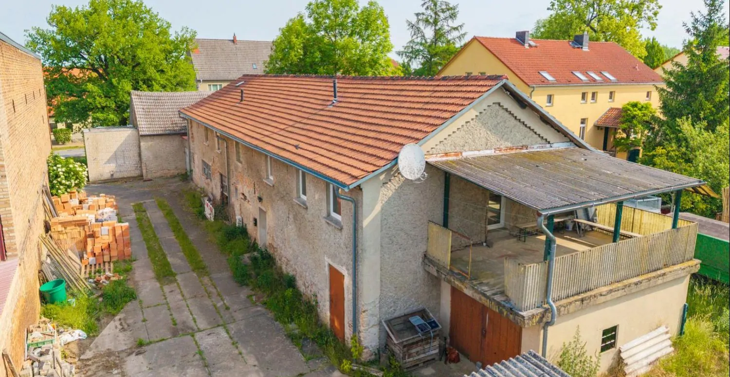 das gesamte Gebäude