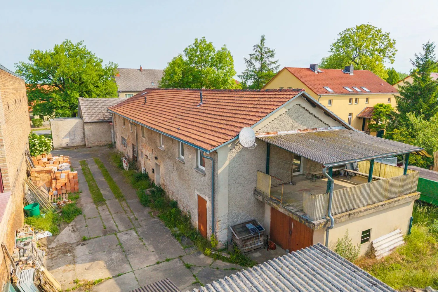 das gesamte Gebäude