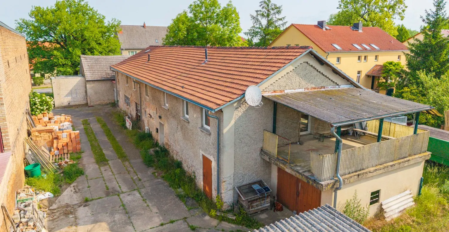 das gesamte Gebäude