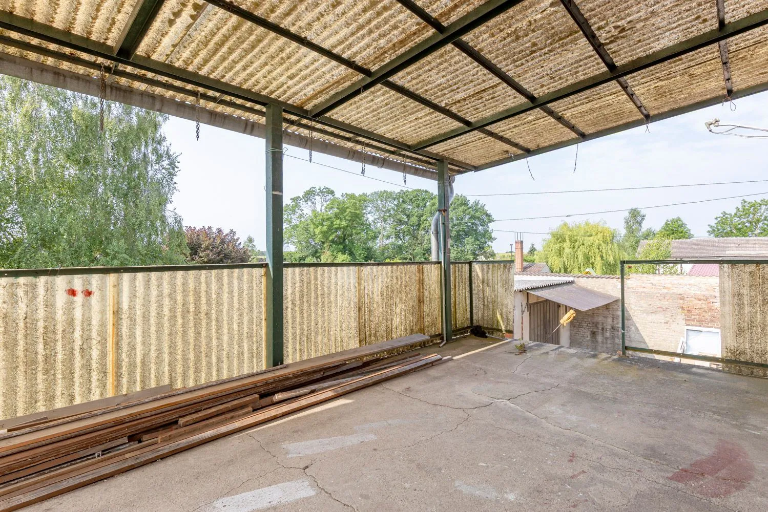 Terrasse mit Blick in den Garten