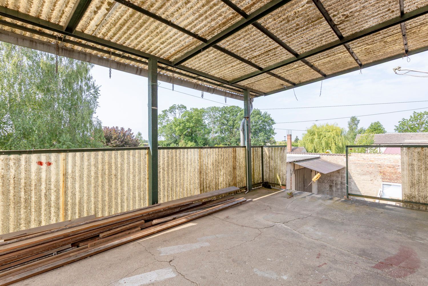 Terrasse mit Blick in den Garten