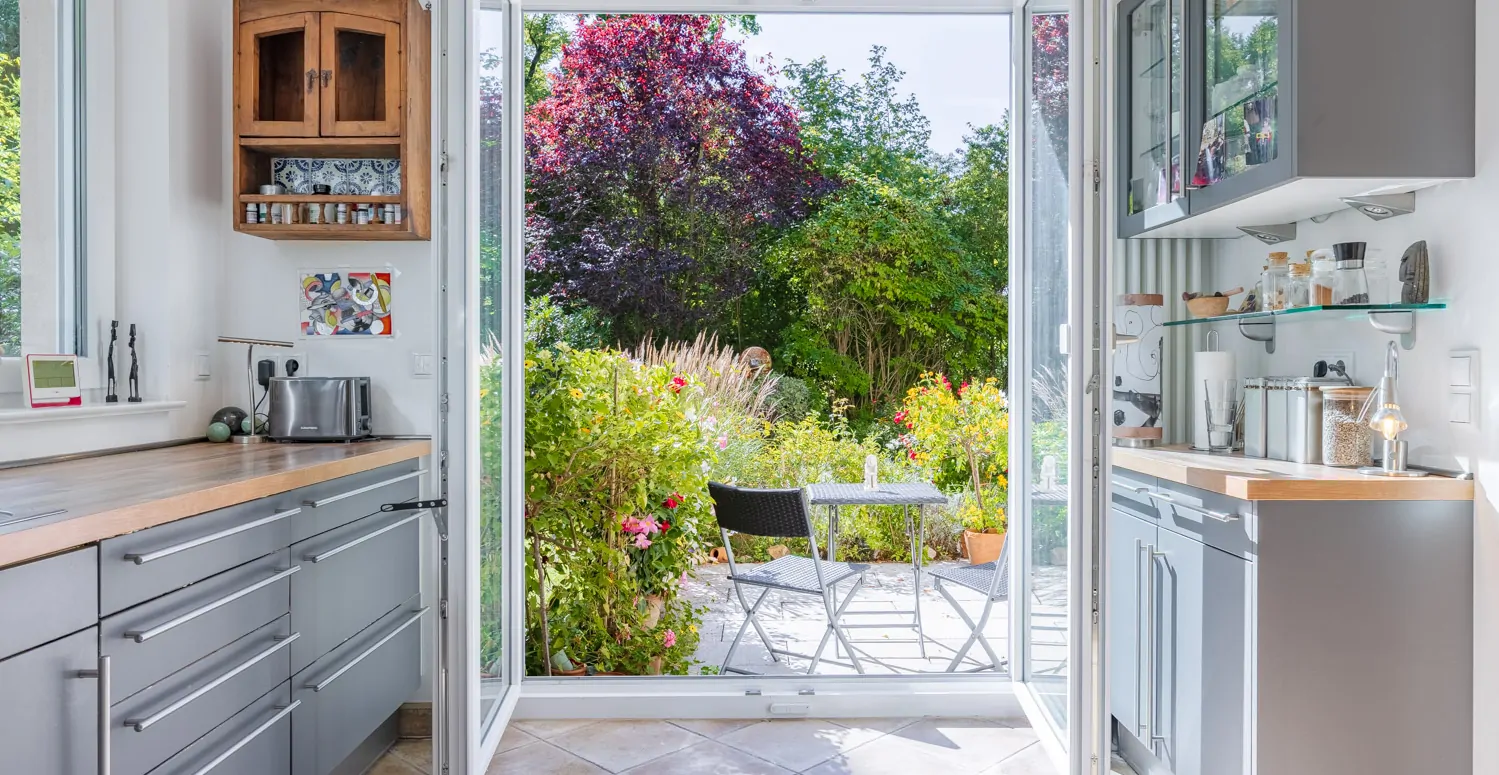 Küche mit Terrasenzugang