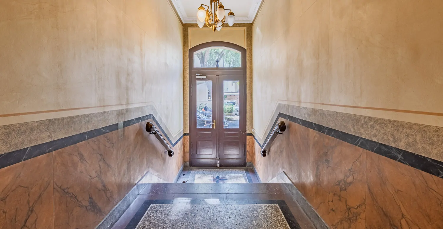 Schöne 2-Zimmer-Wohnung im historischen Mehrfamilienhaus