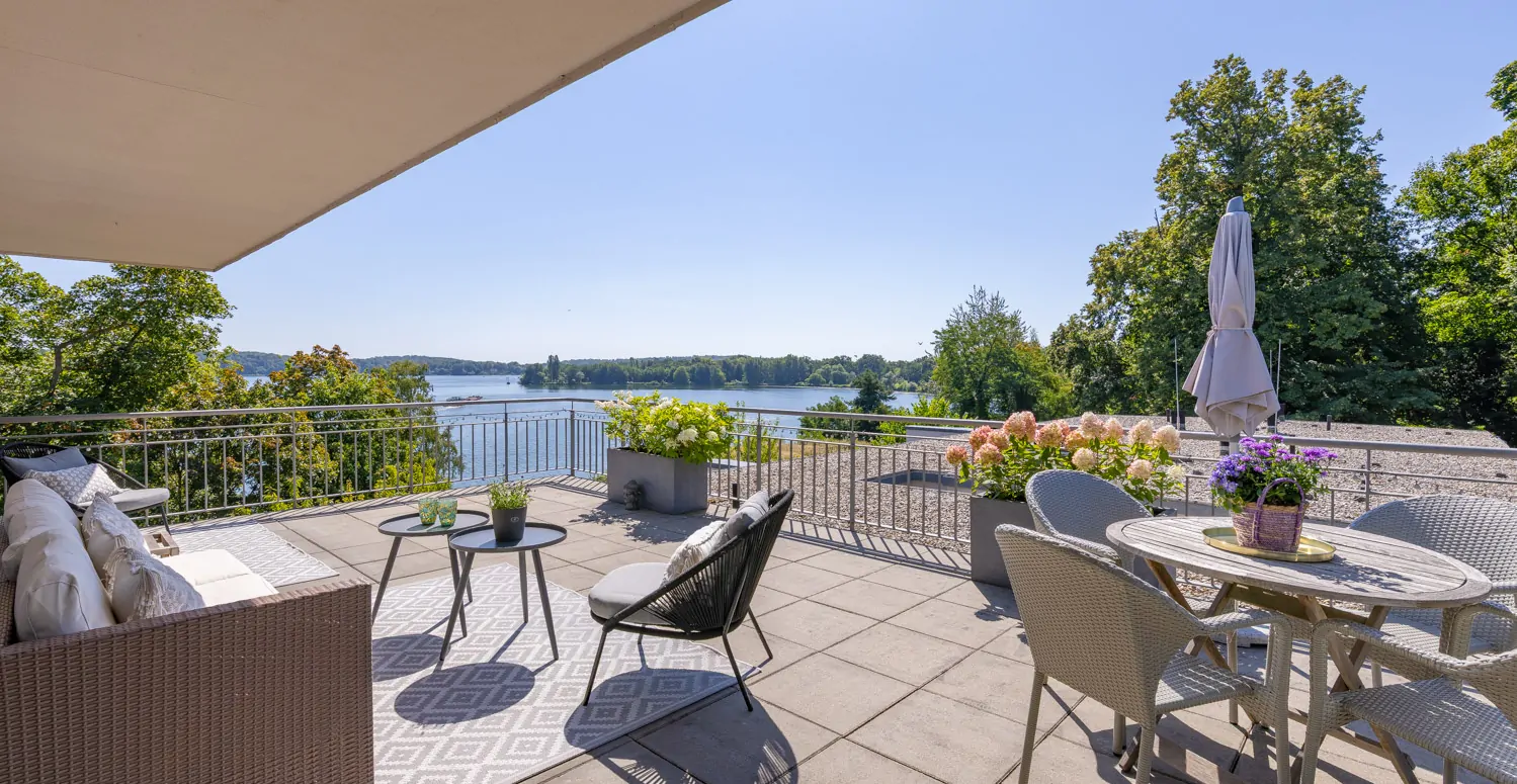 Ático exclusivo con inigualables vistas panorámicas al agua.