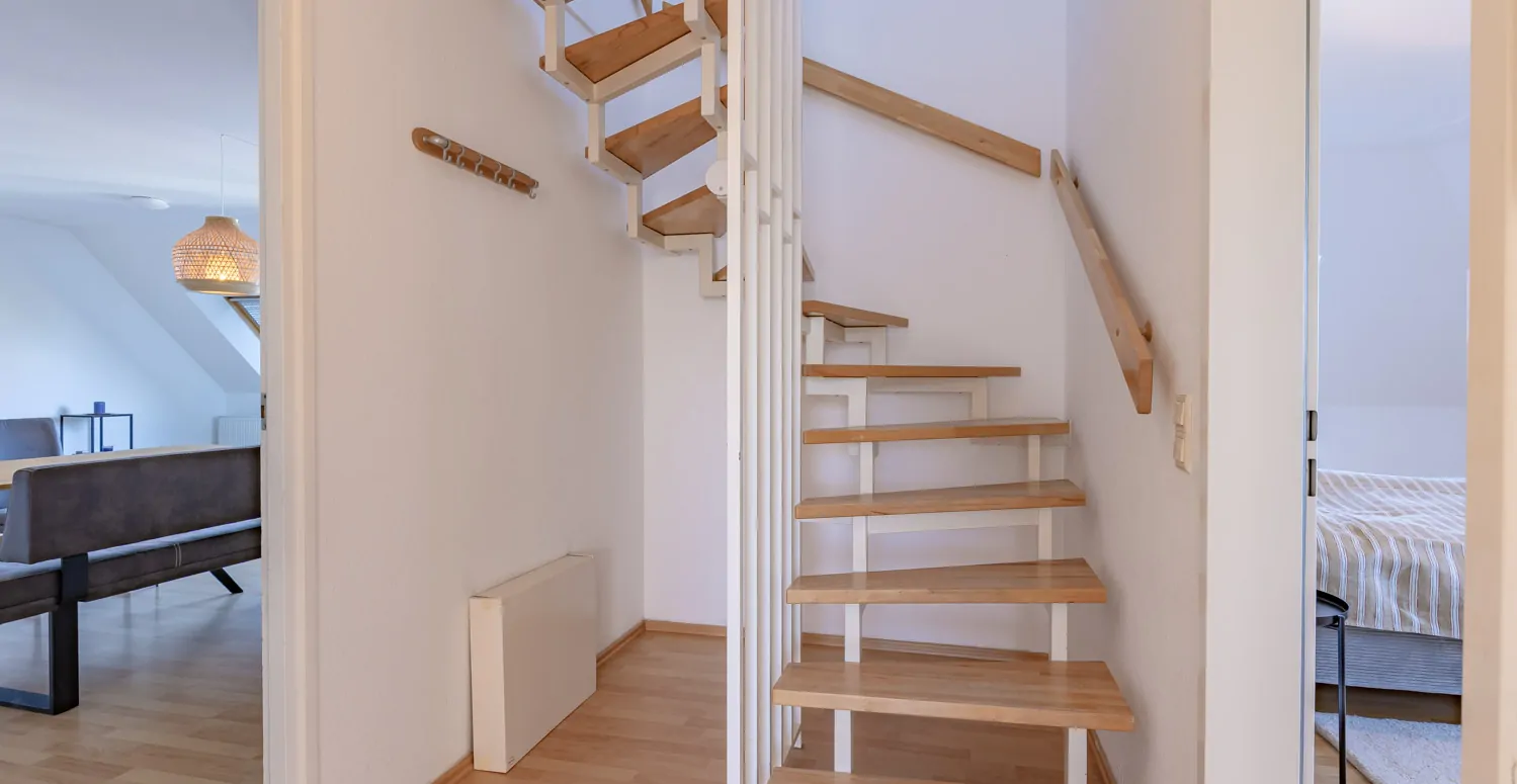 Offene Holztreppe ins Obergeschoss