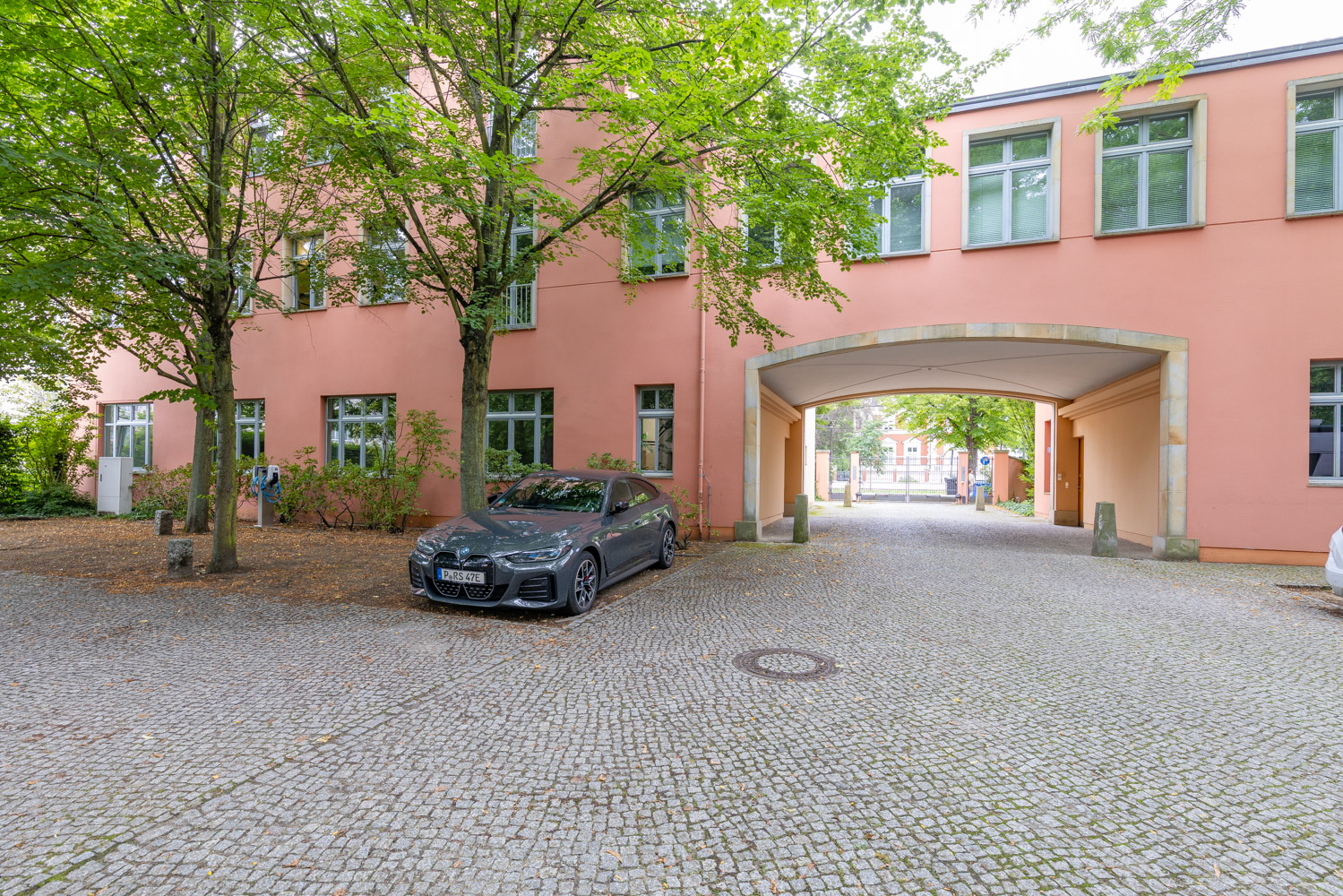 Innenhof mit Stellplätzen