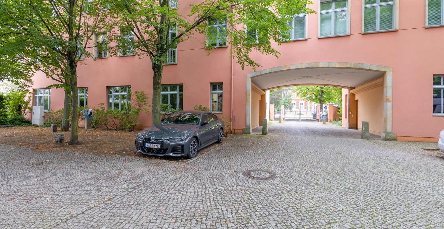 Innenhof mit Stellplätzen