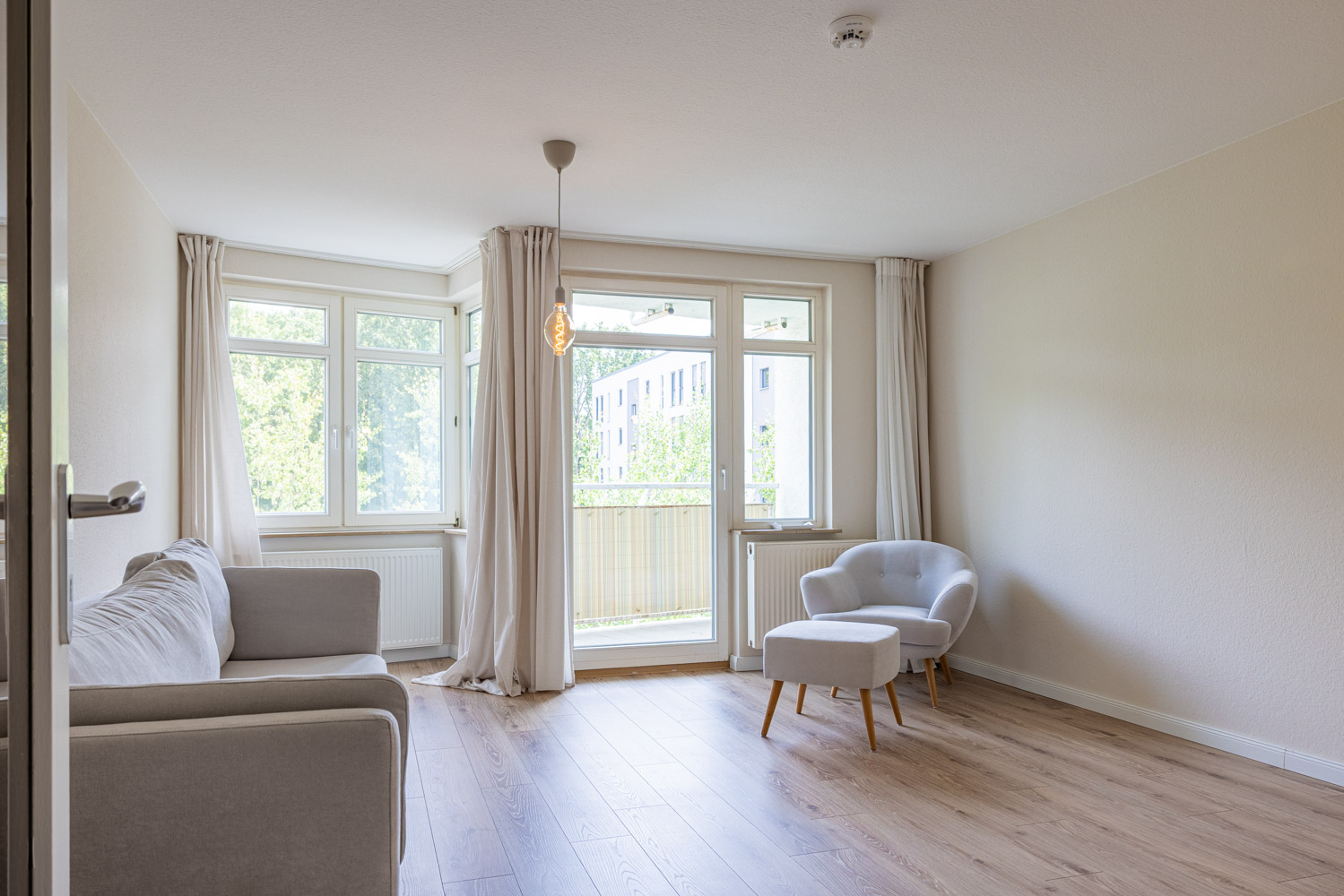 Wohnzimmer mit Balkon