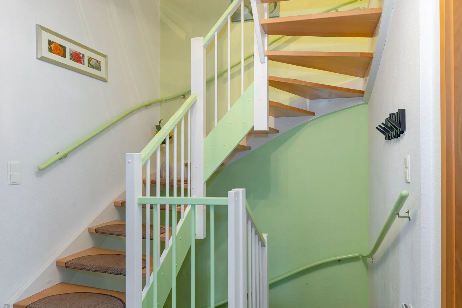 wunderbare Holtreppe in alle Geschosse