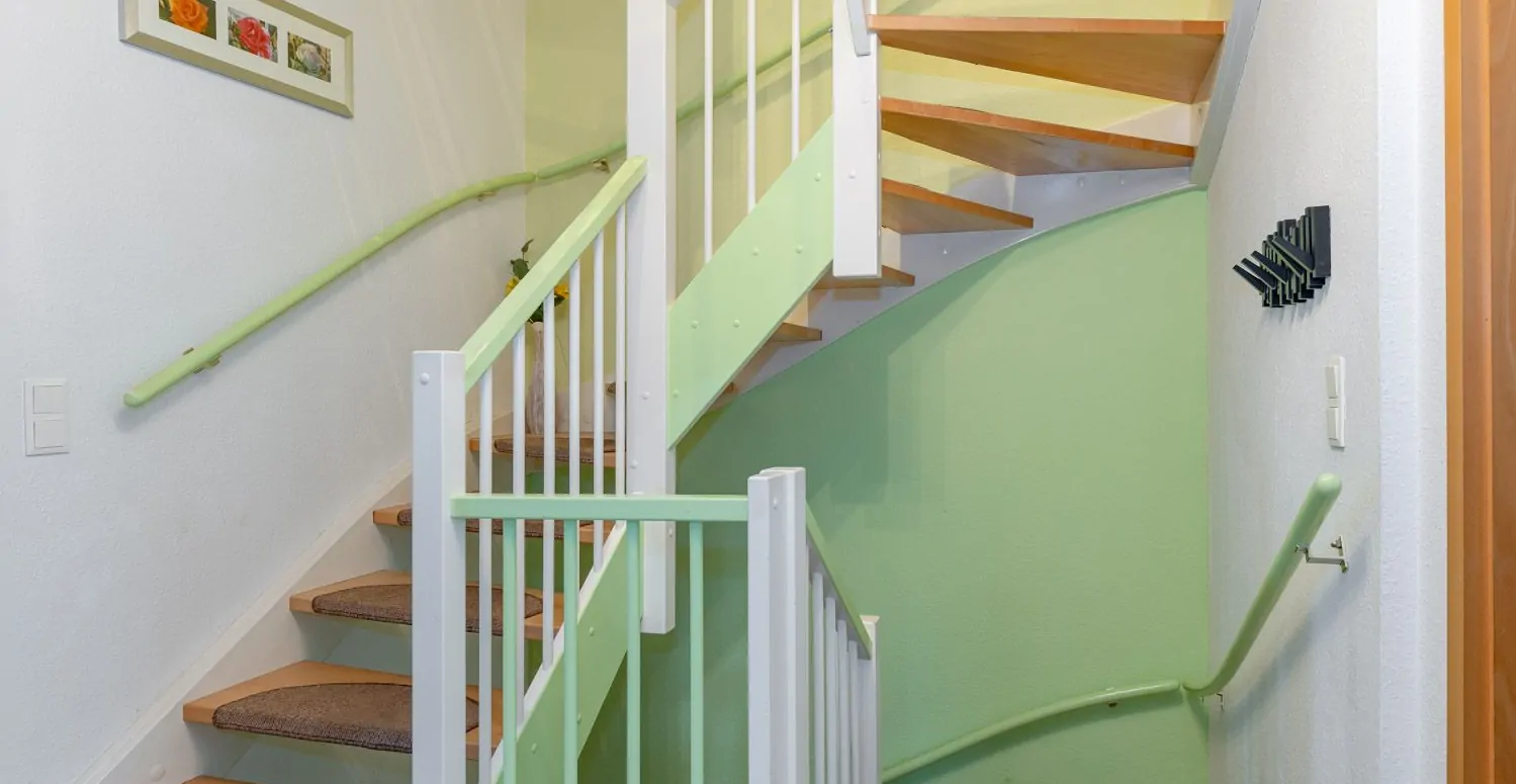 wunderbare Holtreppe in alle Geschosse