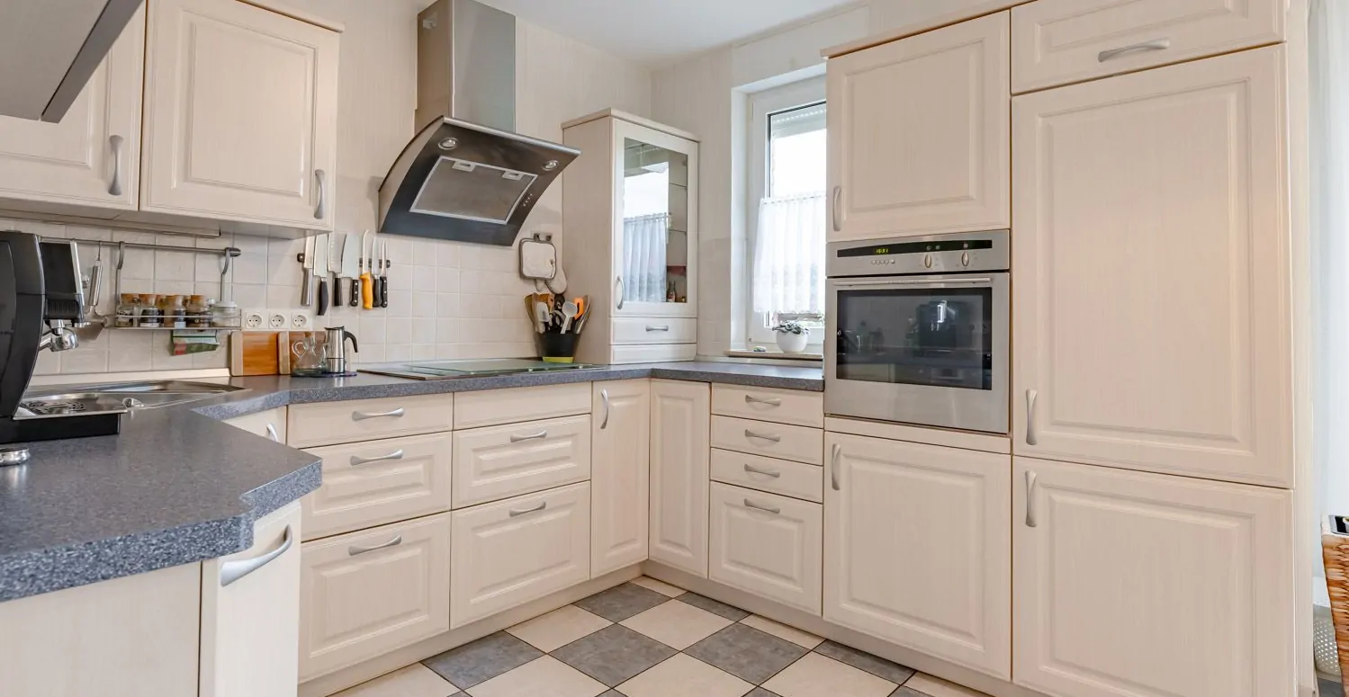 Küche mit Einbauküche