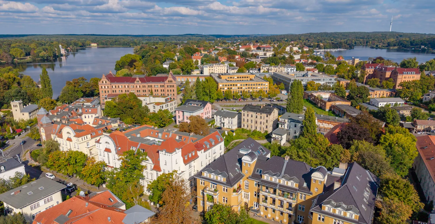 Mitten in der Stadt und doch umgeben von Wasser