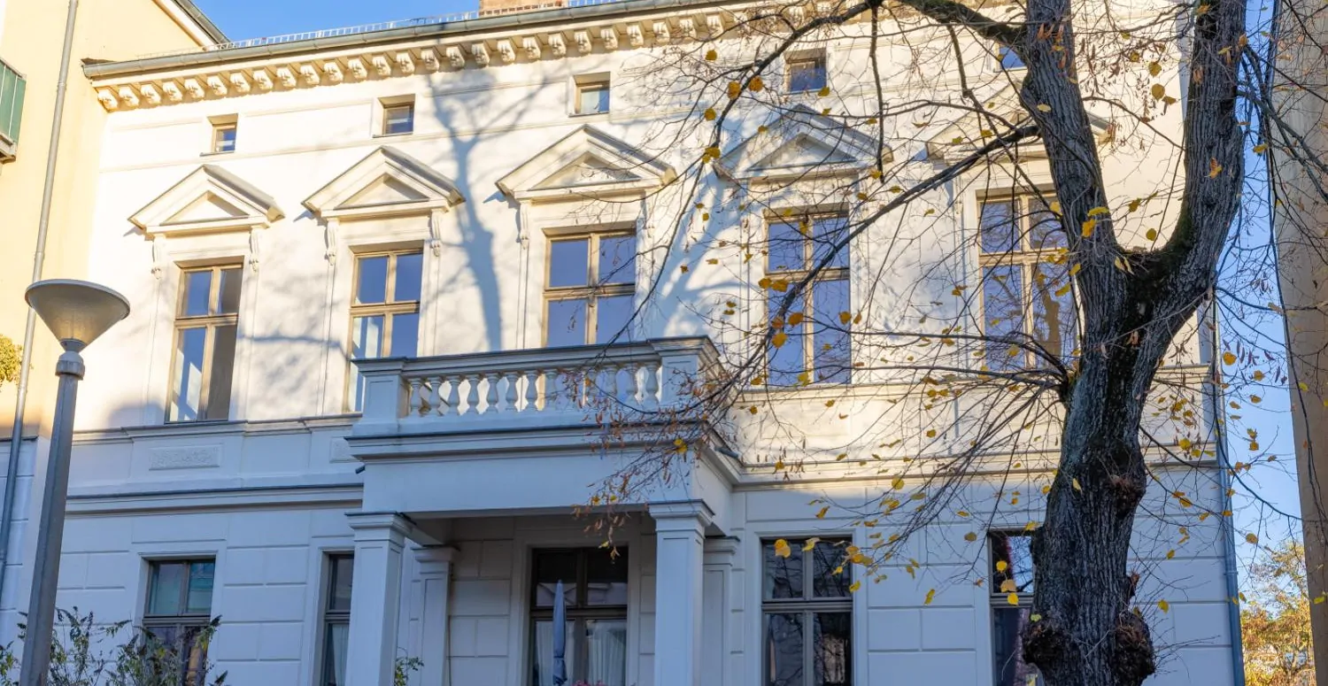 Lichtdurchflutete, charmante 4-Zimmer-Altbauwohnung mit Terrasse und Stellplatz