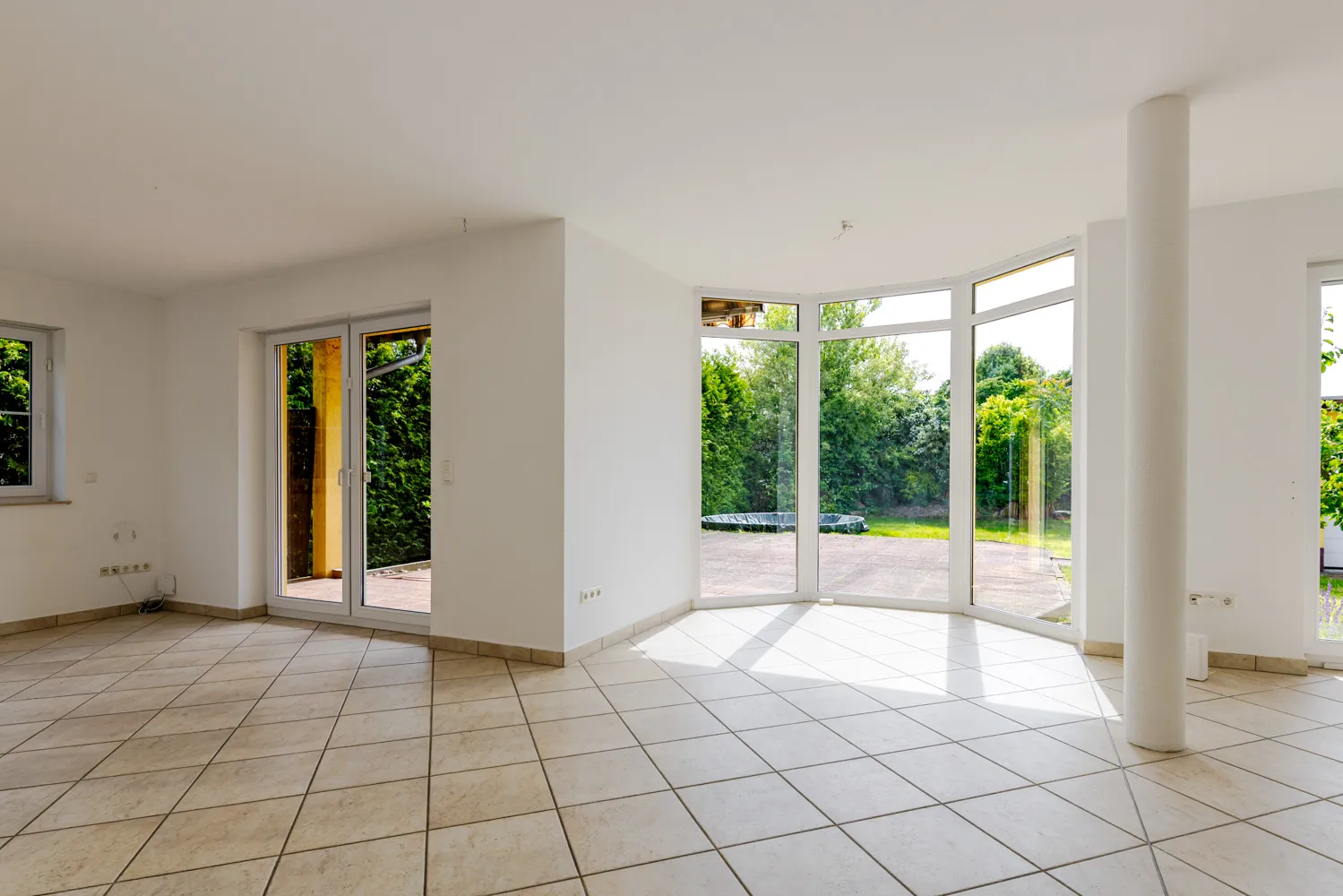 Wohn- und Essbereich mit Blick in den Garten