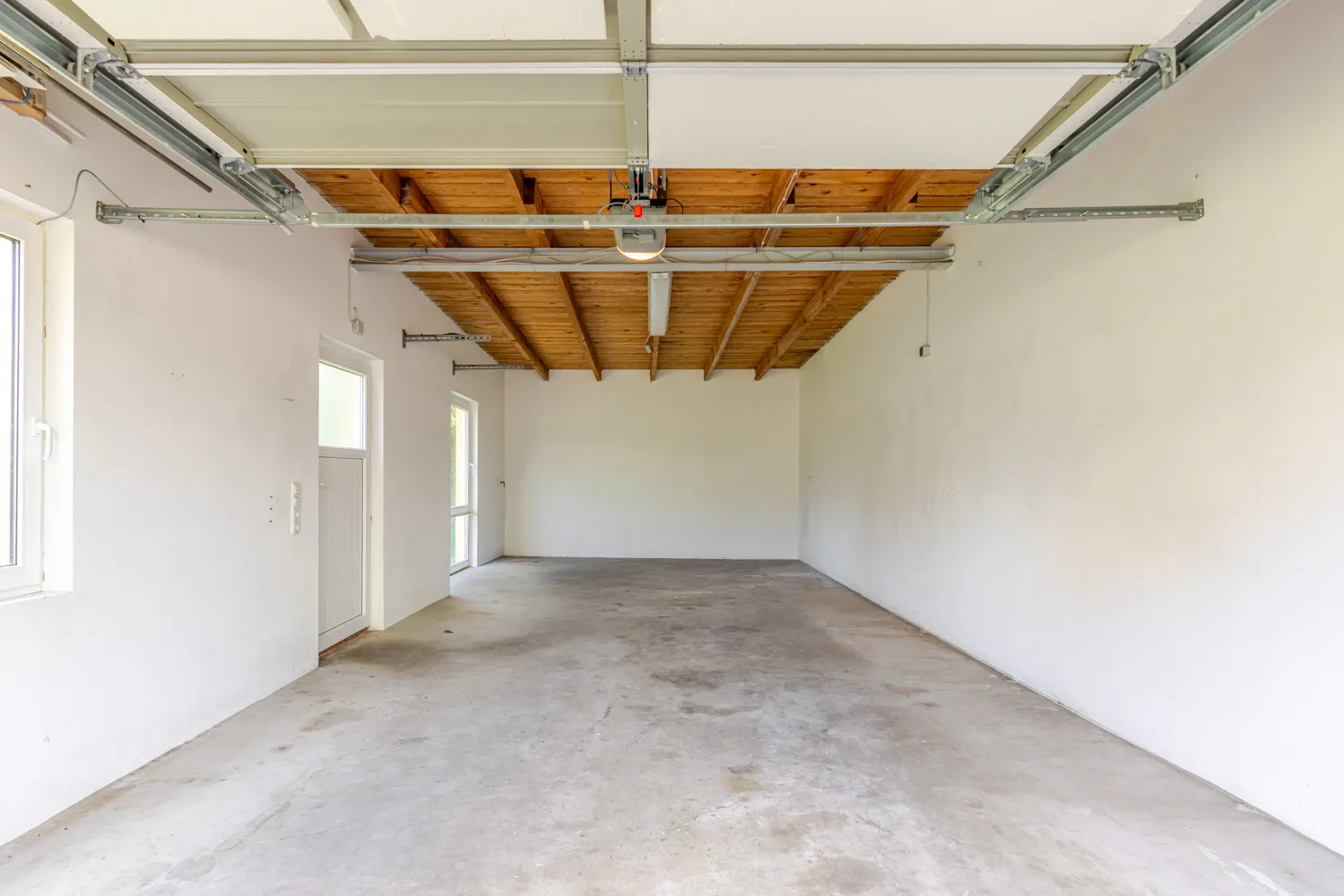 Garage mit elektrischem Tor