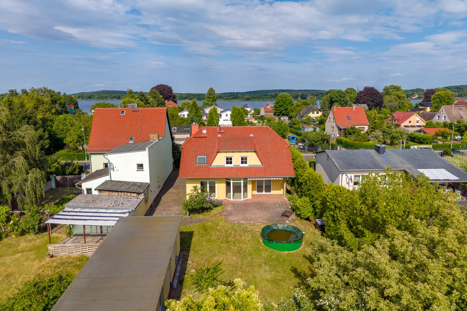 Weitläufiges Grundstück in Wassernähe