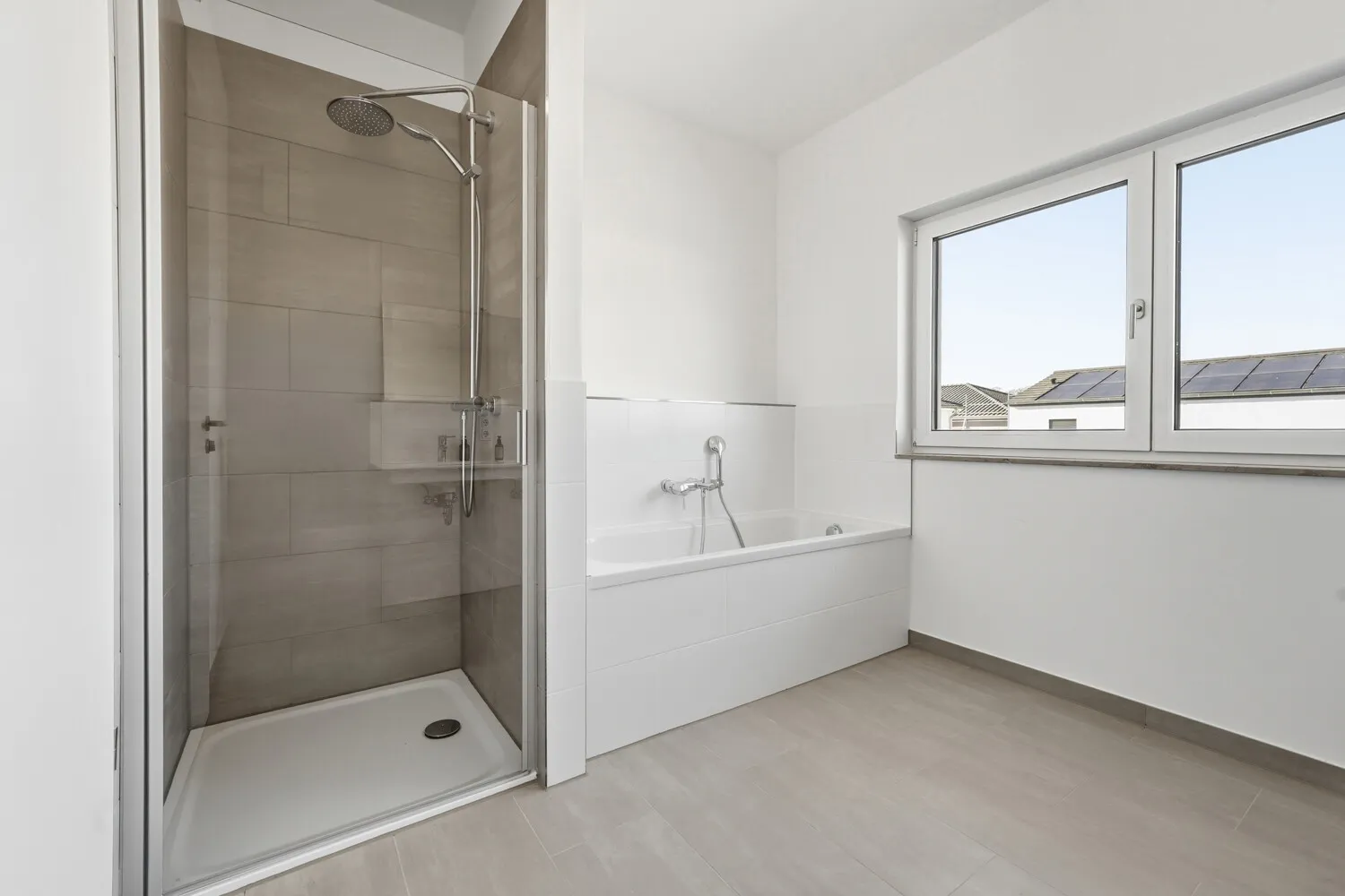 Tageslichtbad mit Dusche und Badewanne