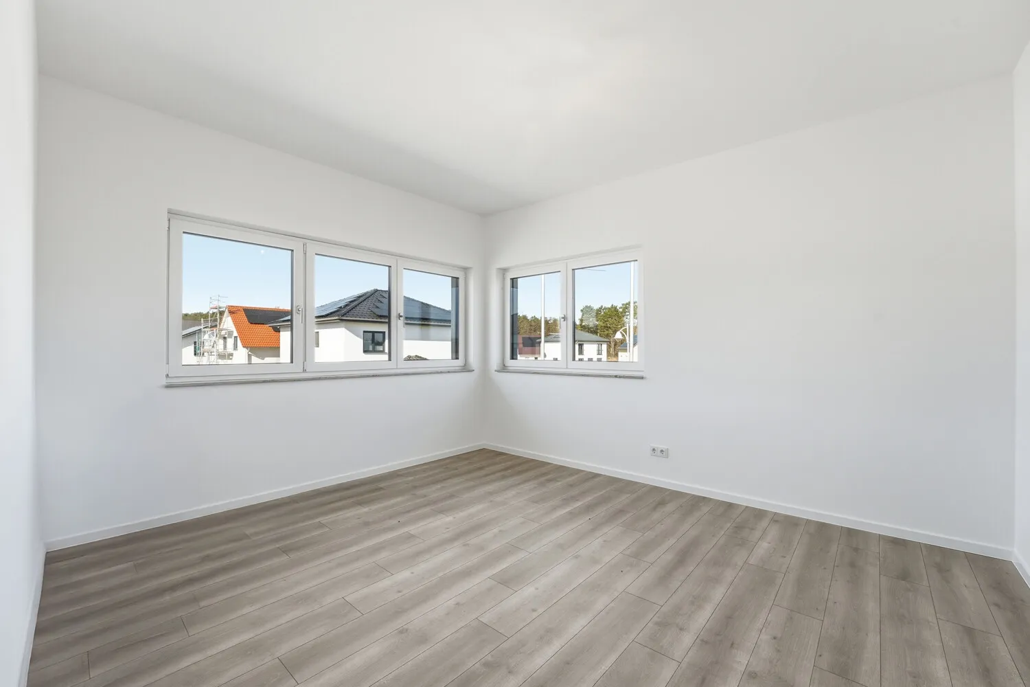 Großzügiges Zimmer mit viel Tageslicht