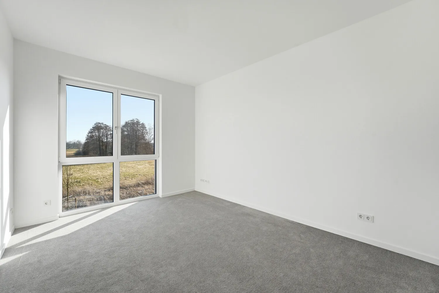 Wohnlicher Raum mit Teppichboden