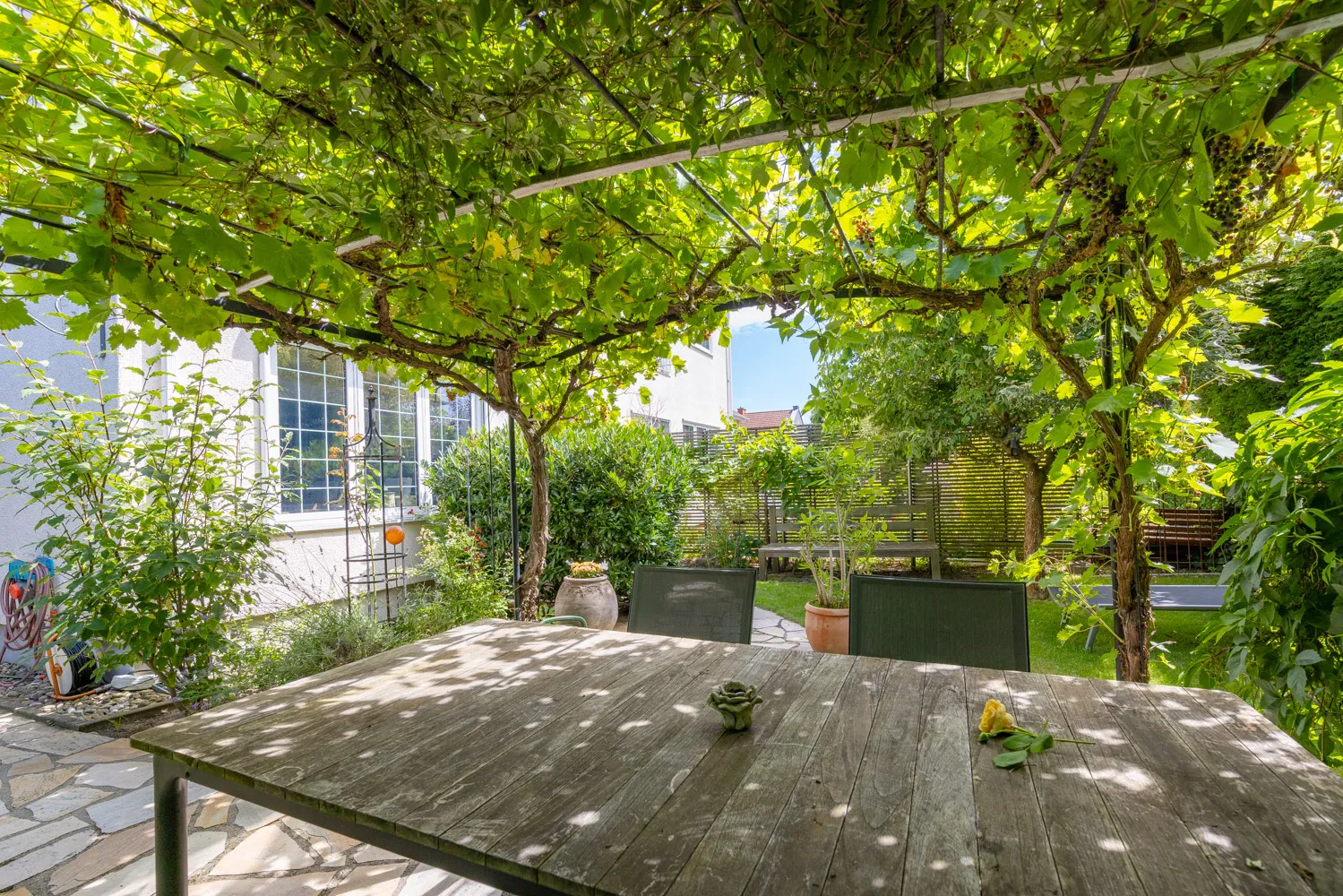 Sitzplatz unter Pergola