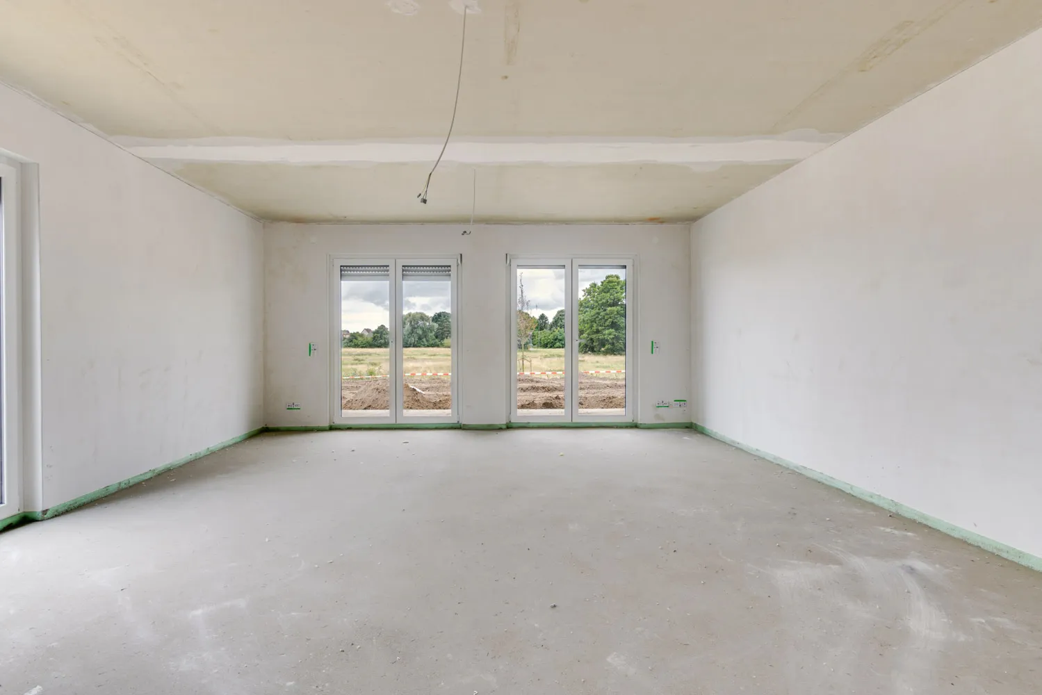 Großzügige Fensterfronten mit freiem Blick ins Grüne