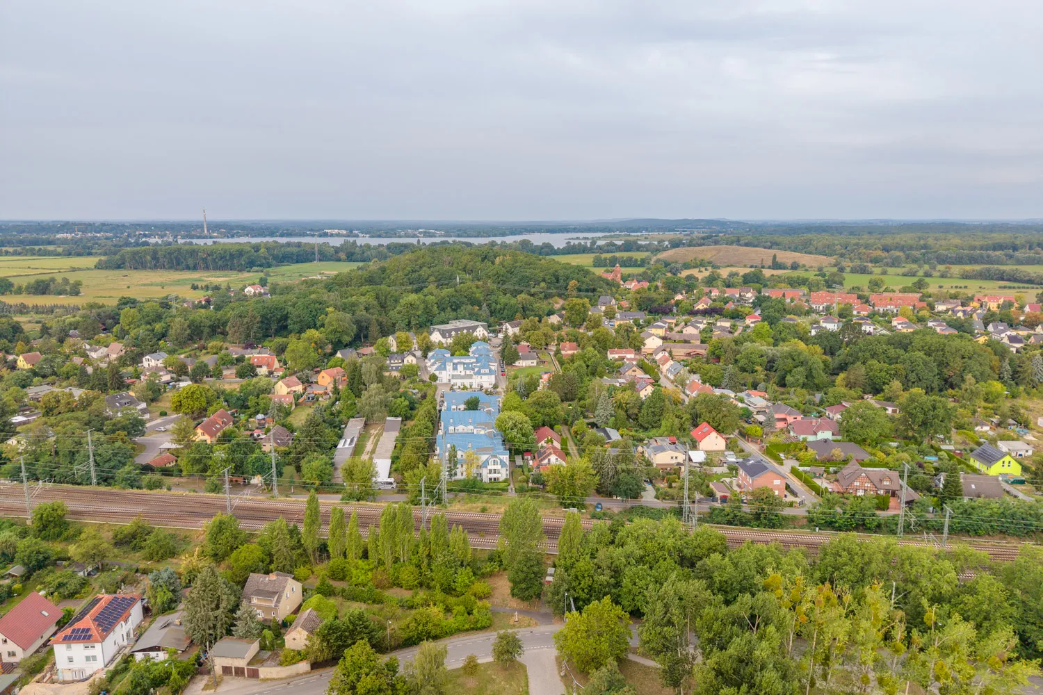Doppelhaushälfte mit grünem Garten und Entwicklungspotenzial in Golm