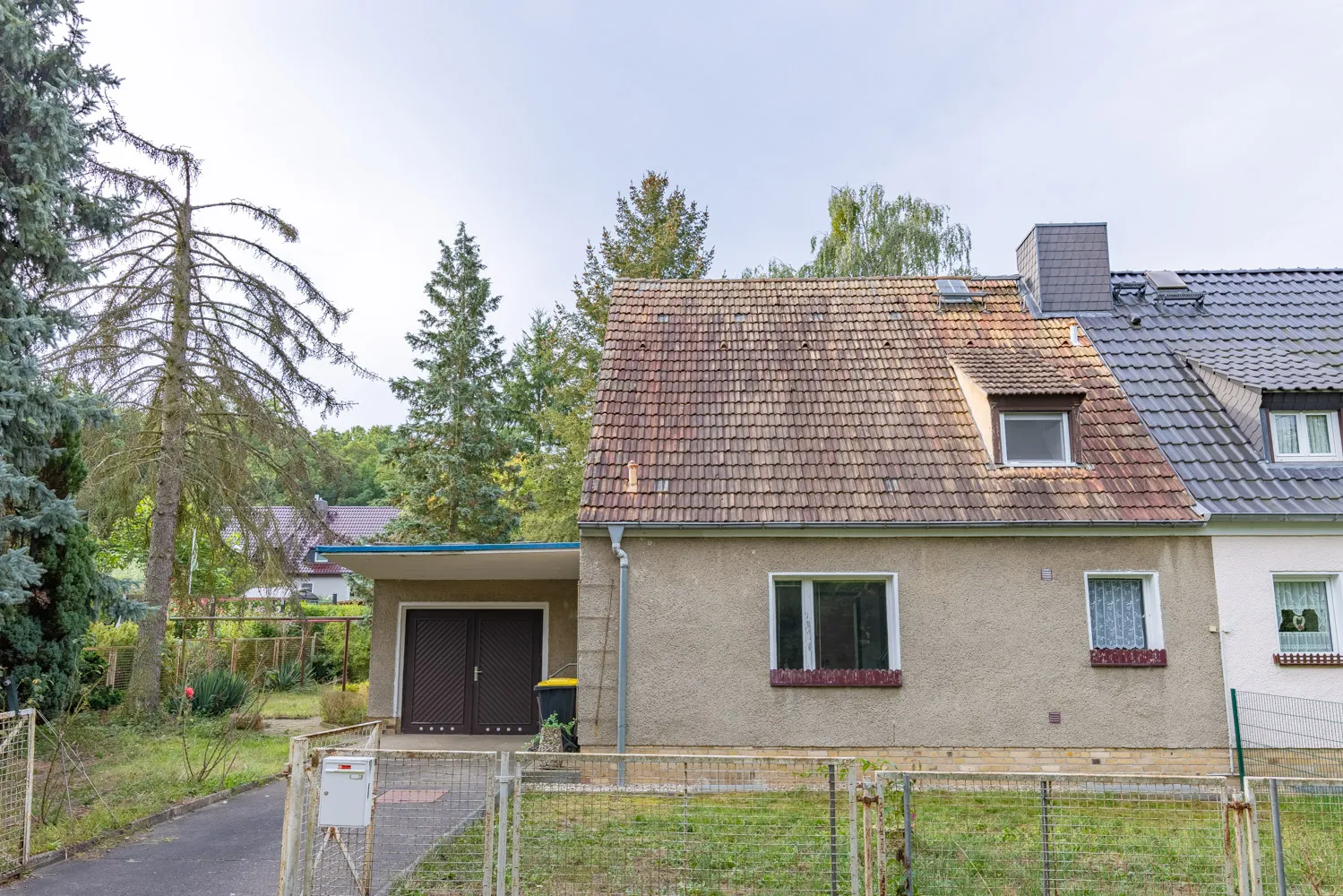 Doppelhaushälfte mit grünem Garten und Entwicklungspotenzial in Golm