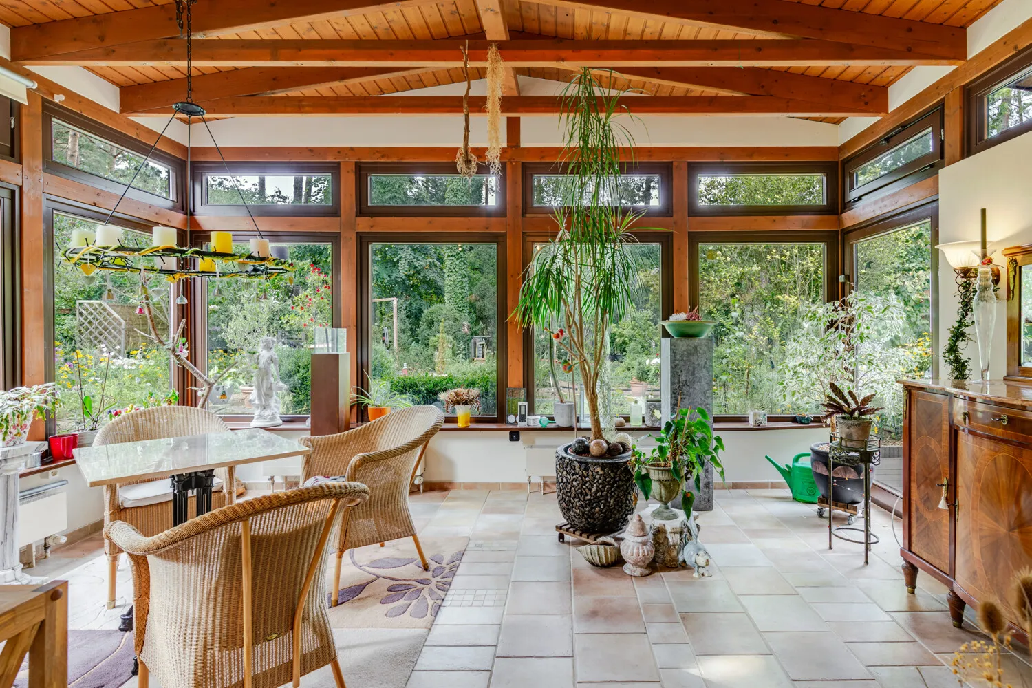 Wintergarten mit Holzarchitektur