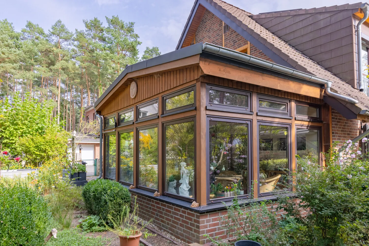 Wintergarten mit großzügigen Glasflächen