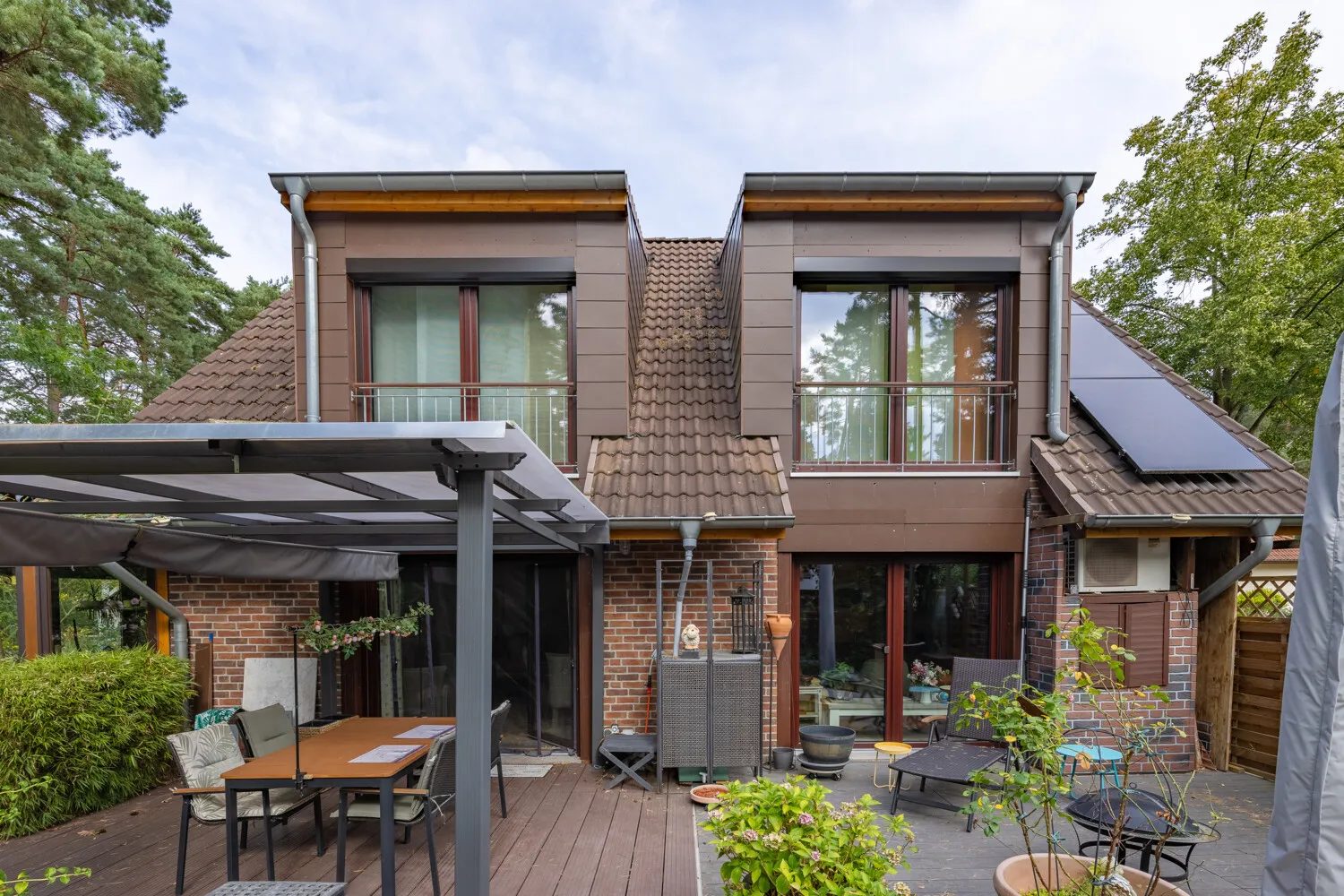 Großflächige Südwestterrasse