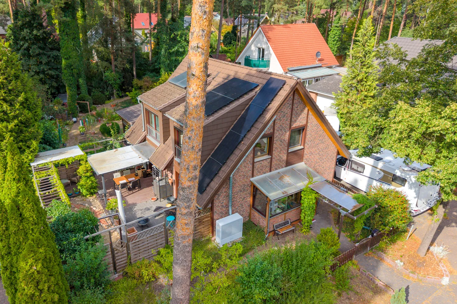 Luftaufnahme mit Garten und Terrassenflächen
