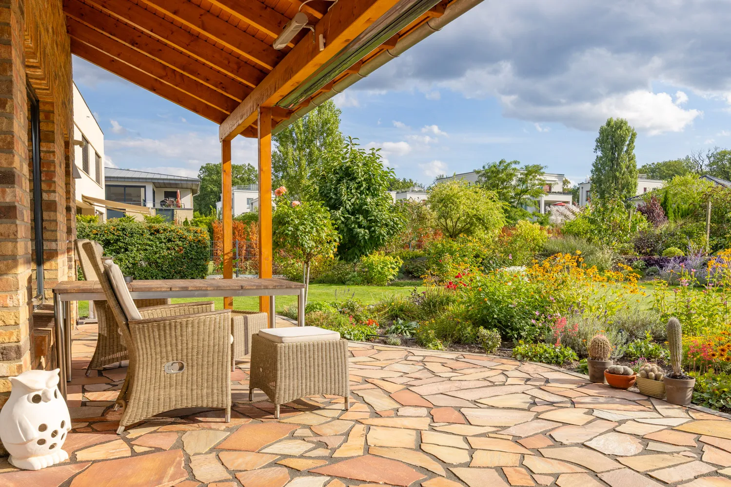 überdachte Terrasse mit Gartenblick