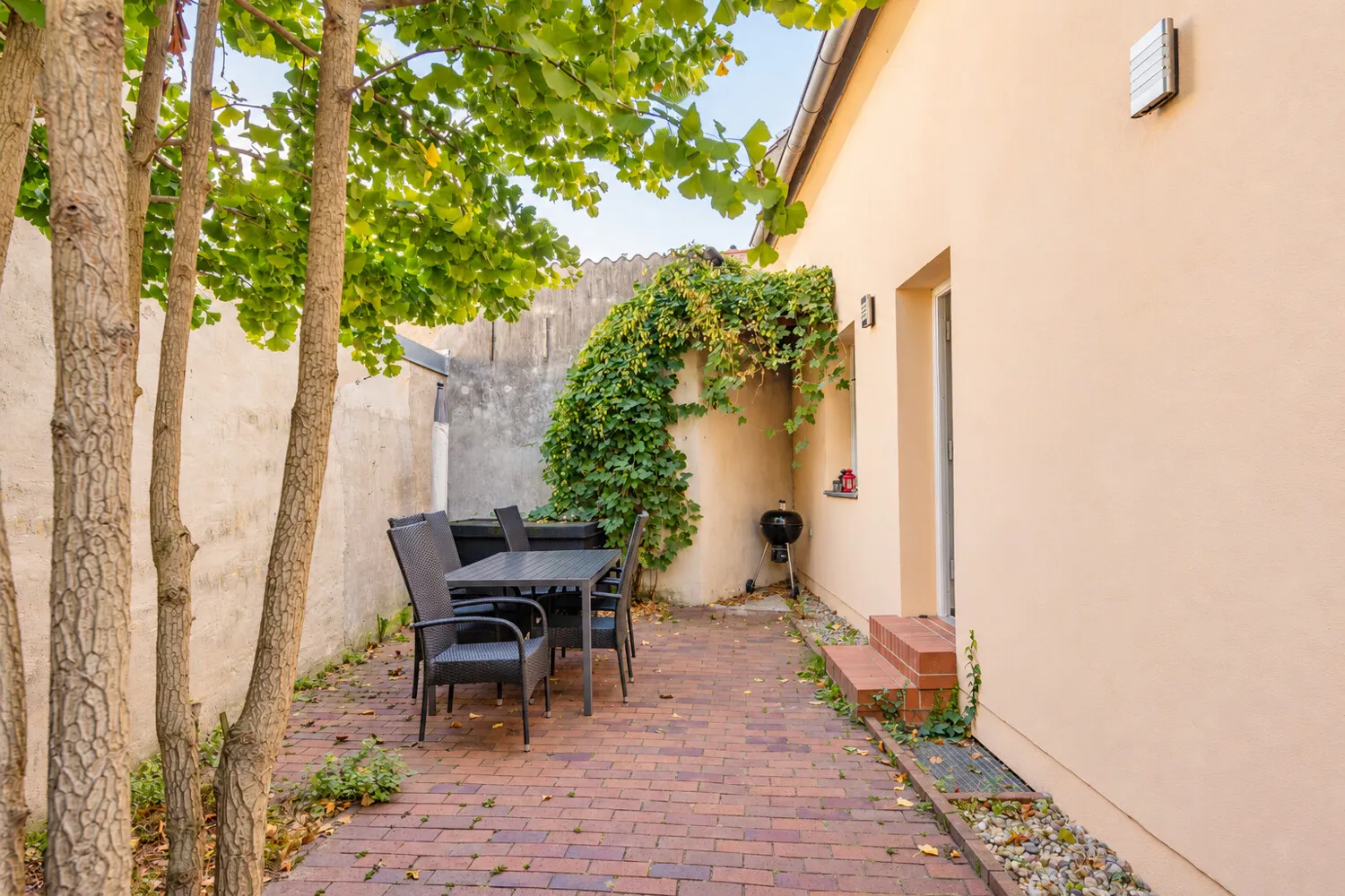 Großzügige Terrasse im Innenhof