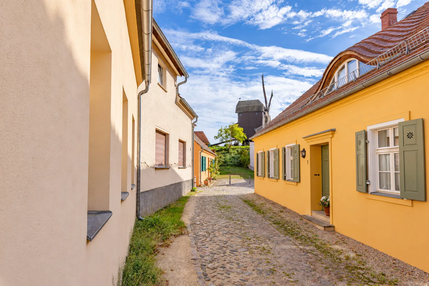 Blick entlang der Straße zur Mühle