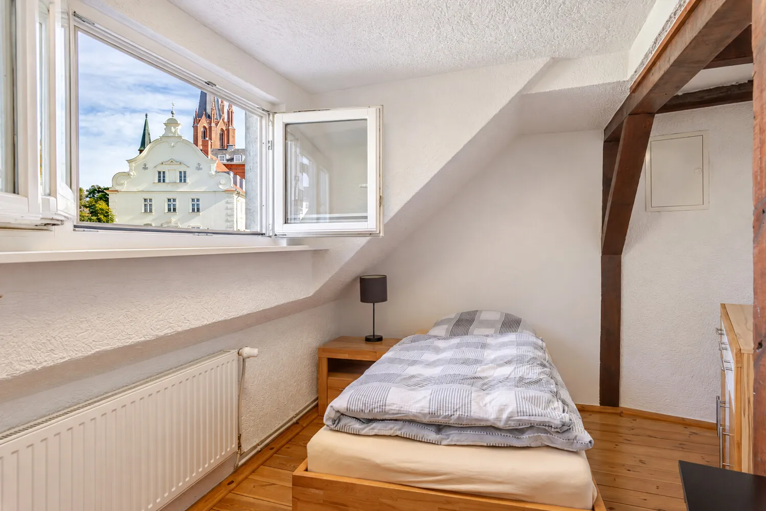 Schlafzimmer mit Blick auf die Heilig-Geist-Kirche