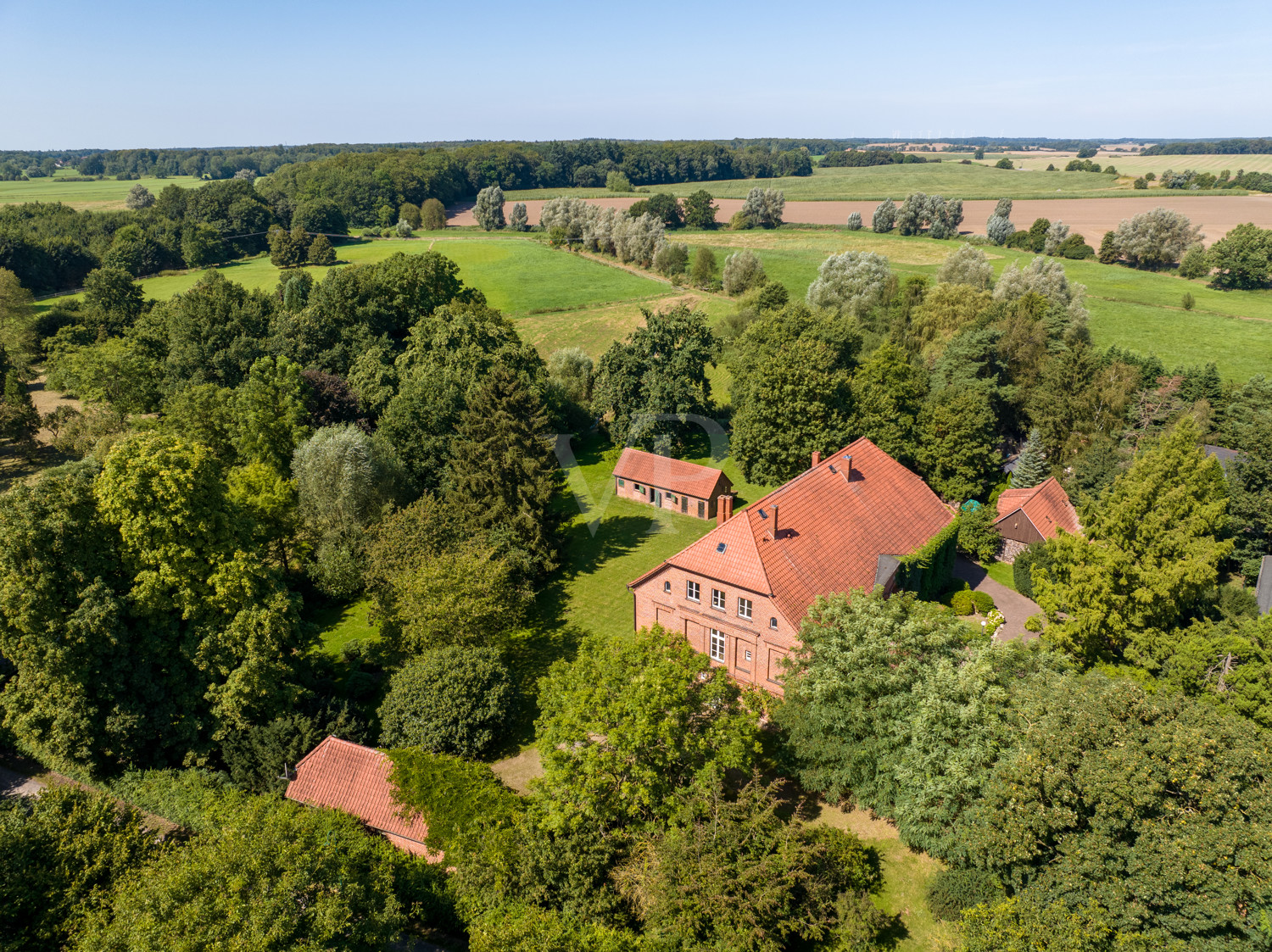 Saniertes Haus mit großzügigem Park, Wiese und Weideland