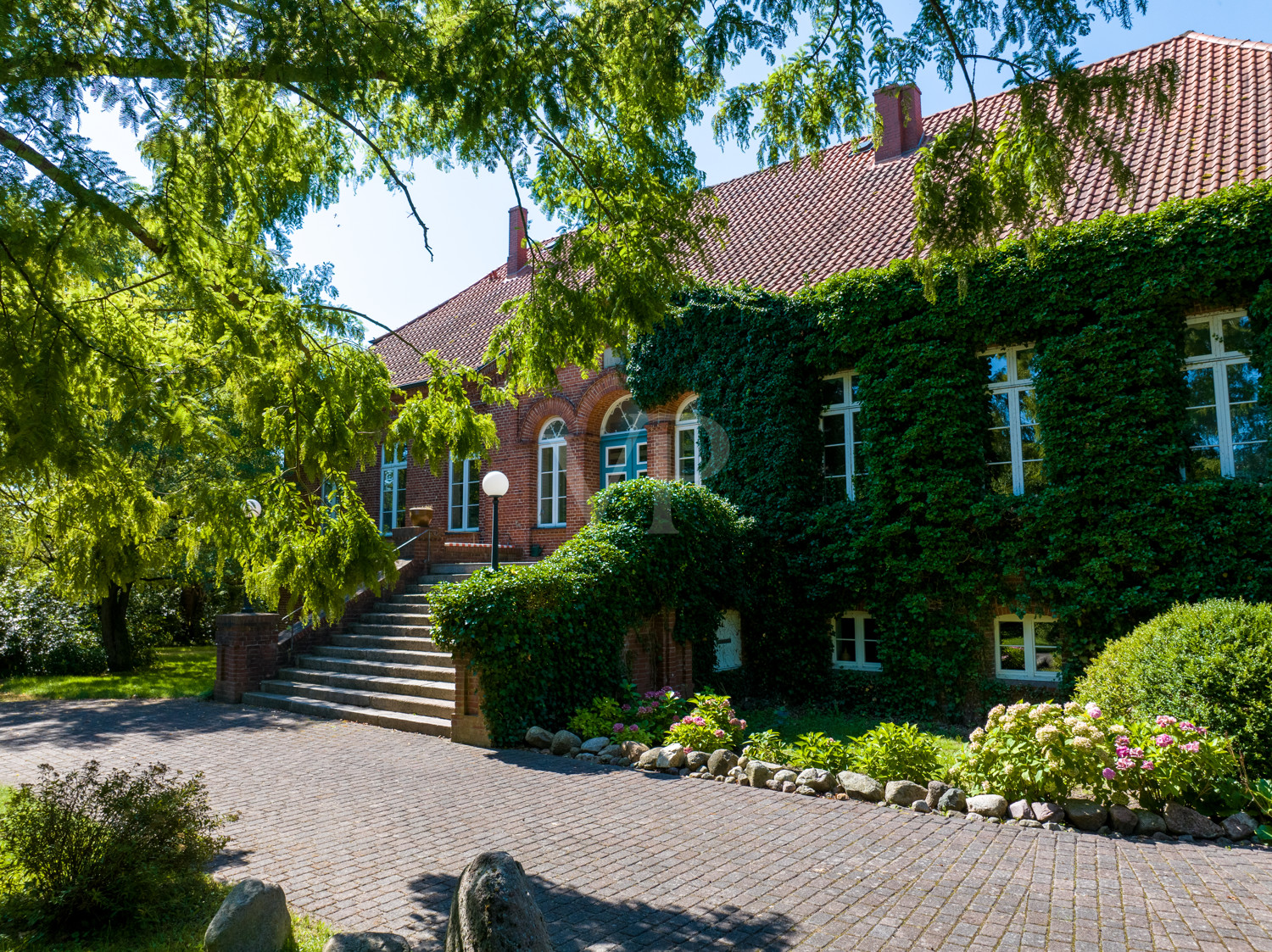 Saniertes Haus mit großzügigem Park, Wiese und Weideland