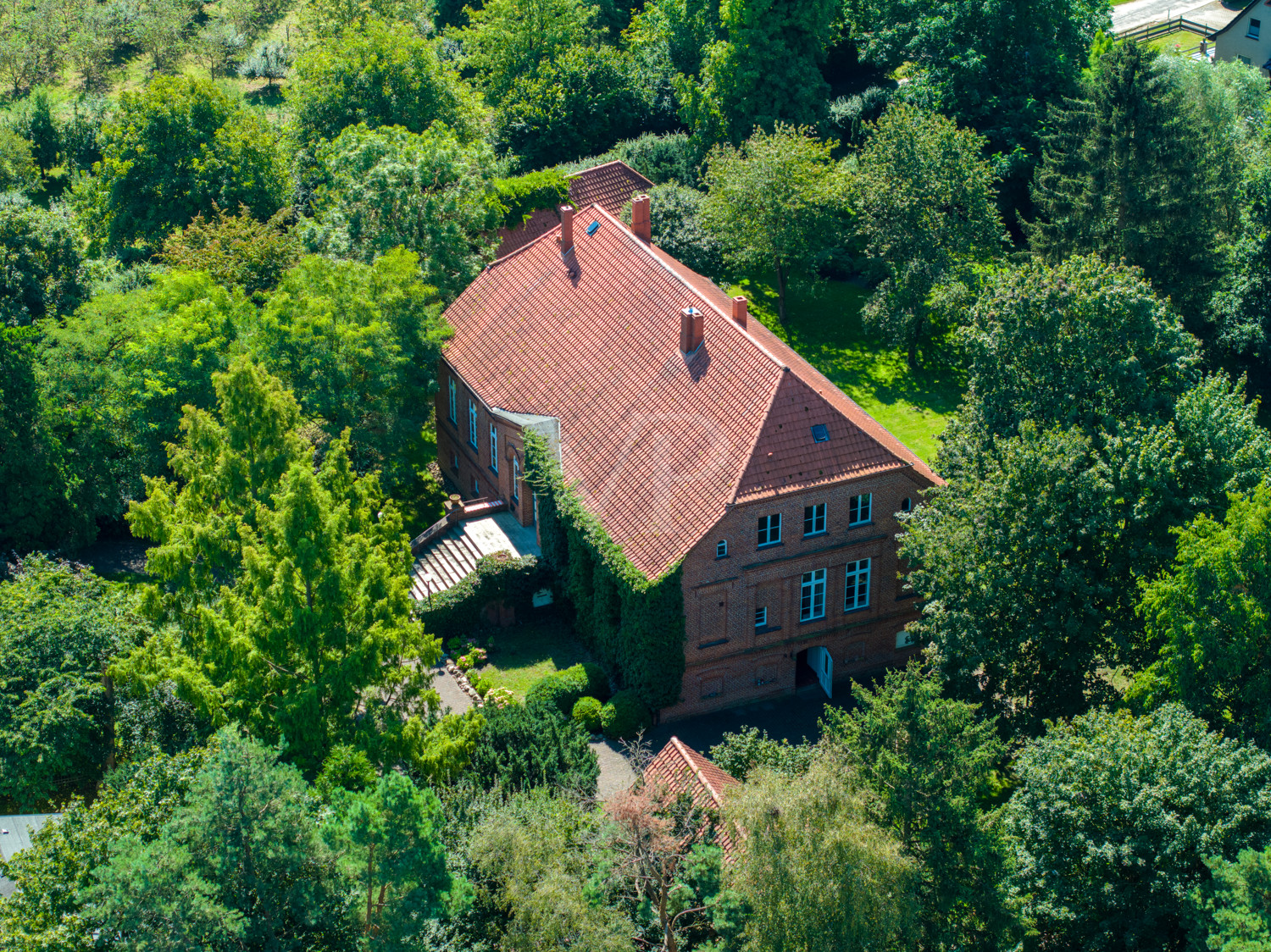 Saniertes Haus mit großzügigem Park, Wiese und Weideland